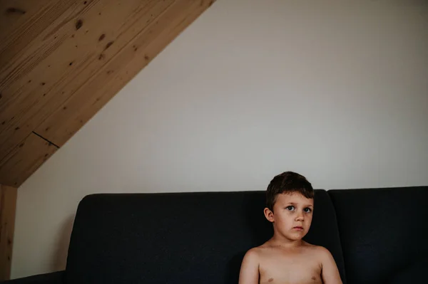 Retrato Menino Triste Sentado Sofá Sozinho — Fotografia de Stock