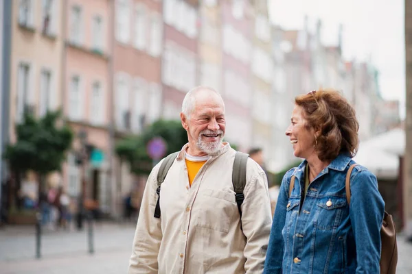 在历史名城的户外用智能手机拍摄的一对快乐的老年夫妇的画像 — 图库照片