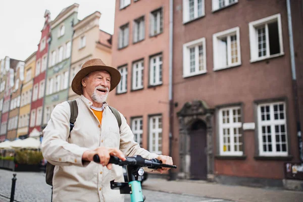 Een Portret Van Gelukkige Senior Man Toerist Paardrijden Scooter Buiten — Stockfoto