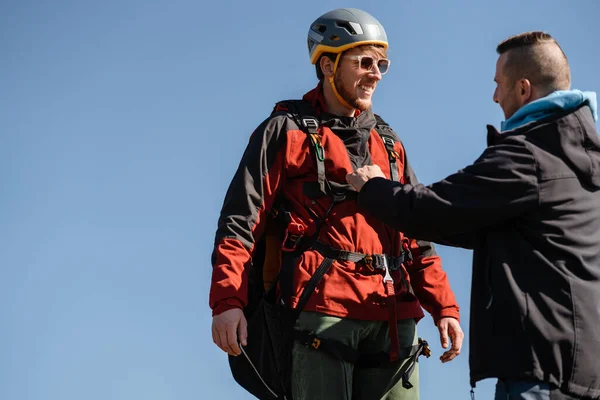 Man Som Hjälper Paragliding Pilot Att Förbereda För Flygning — Stockfoto