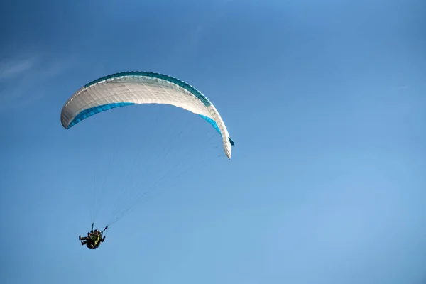 Paraglider Den Blå Himlen Den Idrottsman Som Flyger Paraglider — Stockfoto