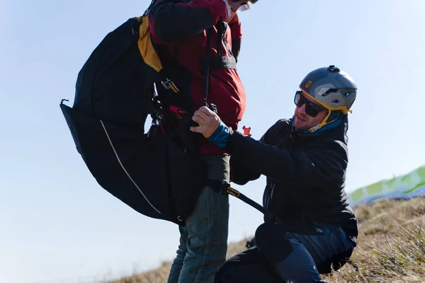 Mand Hjælper Paragliding Pilot Til Forberede Flyvning - Stock-foto