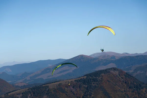 Skärmflygare Flyger Blå Himmel Med Berg Bakgrunden — Stockfoto