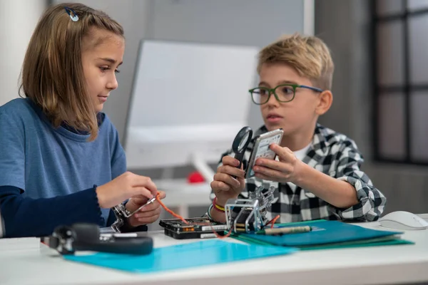 Leerlingen School Die Werken Met Elektronicacomponent Een Robotklas — Stockfoto