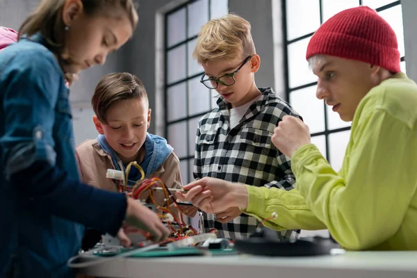 Група Щасливих Дітей Своїм Вчителем Науки Електричними Іграшками Роботами Класі — стокове фото