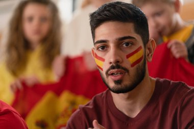 Stadyumdaki canlı futbol maçında İspanyol milli takımını destekleyen heyecanlı futbol taraftarları.