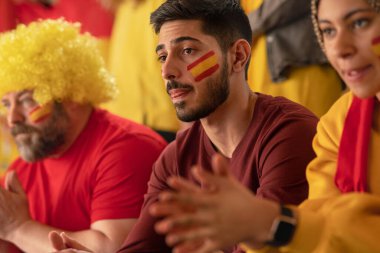 Stadyumdaki canlı futbol maçında İspanyol milli takımını destekleyen endişeli futbol taraftarları.
