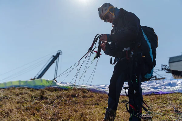 Paraglider Tepenin Üstünde Uçmaya Hazırlanıyor — Stok fotoğraf