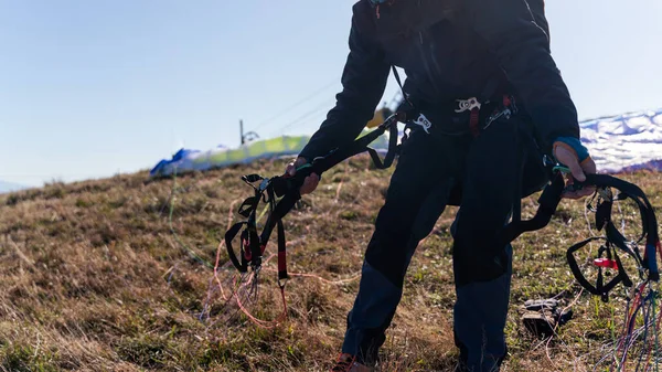 Oigenkännlig Paraglider Förbereder Sig För Flygning — Stockfoto