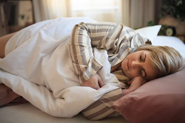 Överviktig Kvinna Sover Sängen Hemma Ovanifrån — Stockfoto