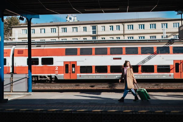 Uma Jovem Mulher Viajante Com Bagagem Esperando Por Trem Plataforma — Fotografia de Stock