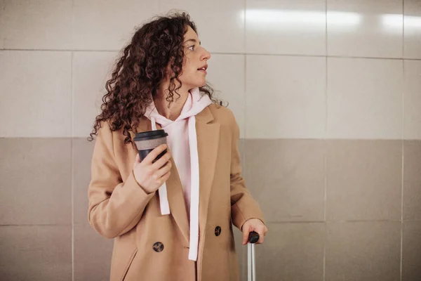 Uma Jovem Mulher Viajante Com Bagagem Plataforma Esperando Trem — Fotografia de Stock