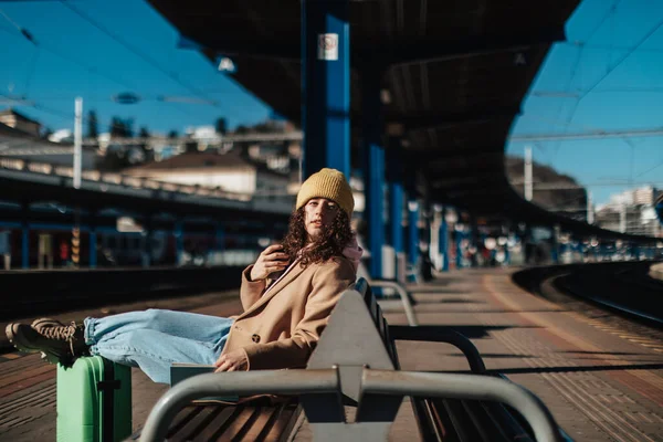 Tren Istasyonunda Bavullarıyla Yalnız Oturan Genç Bir Gezgin Kadın — Stok fotoğraf