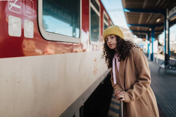 Uma Jovem Mulher Viajante Com Bagagem Plataforma Entrar Trem — Fotografia de Stock