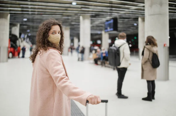 Viajante Sozinho Mulher Esperando Com Bagagem Estação Ônibus Cortado — Fotografia de Stock