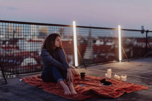 Mutsuz Genç Bir Kadın Şehir Manzaralı Çatıda Dinleniyor — Stok fotoğraf