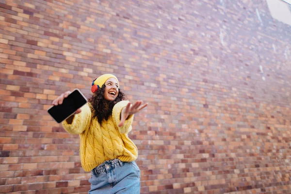 Портрет Счастливой Молодой Женщины Перед Кирпичной Стеной Городской Улице Смотрящей — стоковое фото