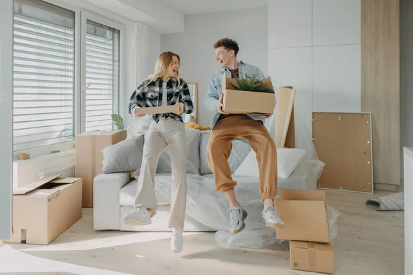 Una Alegre Pareja Joven Nuevo Apartamento Llevando Cajas Concepción Movimiento — Foto de Stock