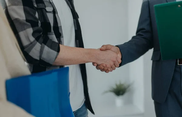 Close Young Couple Shaking Hands Real Estate Agent Buying New — Stock Photo, Image