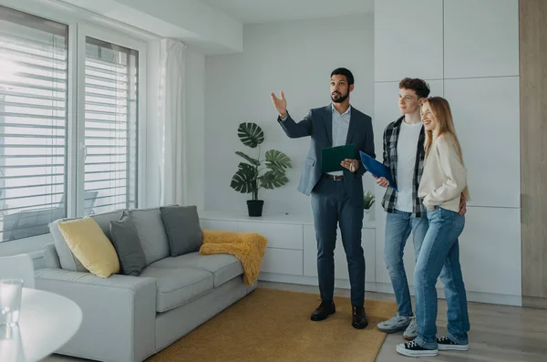 Een Gelukkig Jong Stel Koopt Hun Nieuwe Huis Ontmoet Makelaar — Stockfoto