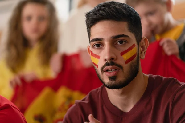 Spännande Fotbollsfans Som Stöder Ett Spanskt Landslag Live Fotbollsmatch Stadion — Stockfoto