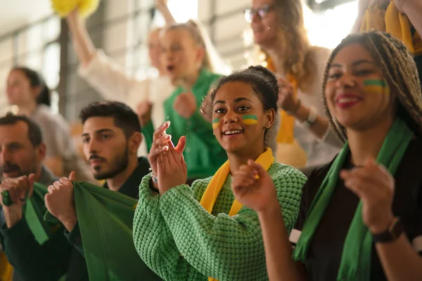 Brasileñas Jóvenes Fans Del Fútbol Apoyando Equipo Estadio — Foto de Stock