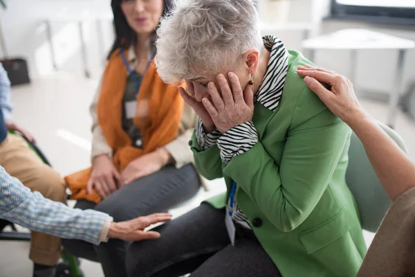 Группа Пожилых Людей Сидящих Кругу Время Сеанса Терапии Утешая Депрессивную — стоковое фото