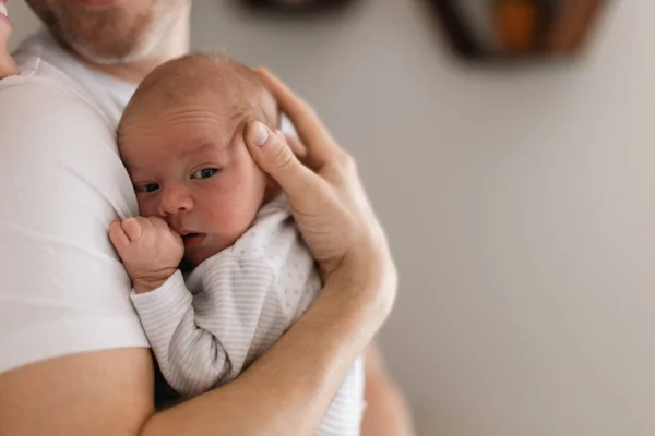 Pai Segurando Seu Filho Recém Nascido Casa — Fotografia de Stock