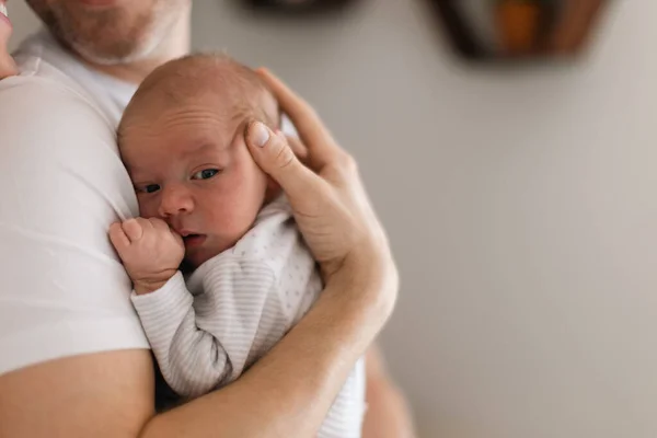 Far Som Håller Sin Nyfödde Son Hemma — Stockfoto