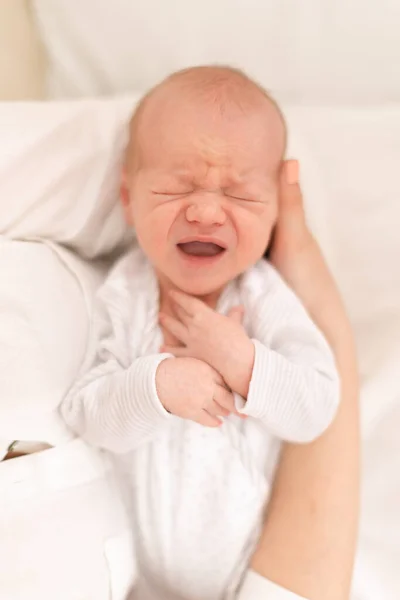 Seorang Ibu Yang Tidak Dikenal Memegang Anaknya Yang Baru Lahir — Stok Foto