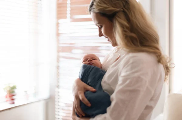 Eine Junge Mutter Hält Ihren Neugeborenen Sohn Hause — Stockfoto