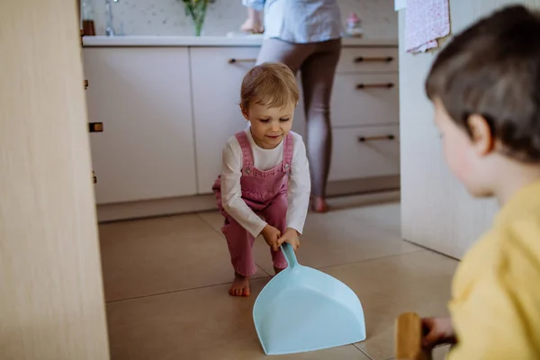 Niño Una Niña Ayudando Limpiar Casa Usando Sartén Cepillo Mientras — Foto de Stock