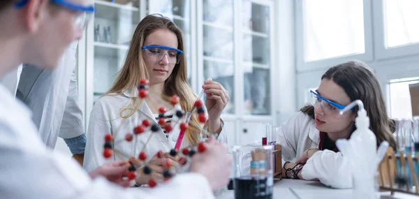 Bilim Öğrencileri Üniversitedeki Laboratuvarda Kimyasal Deney Yapıyorlar — Stok fotoğraf