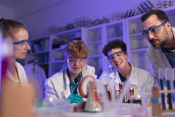 Estudantes Ciências Com Professor Que Faz Experiências Reação Química Laboratório — Fotografia de Stock