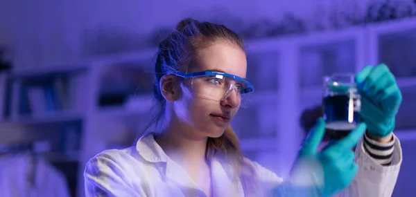 Estudiante Ciencias Haciendo Experimentos Químicos Laboratorio Universidad — Foto de Stock