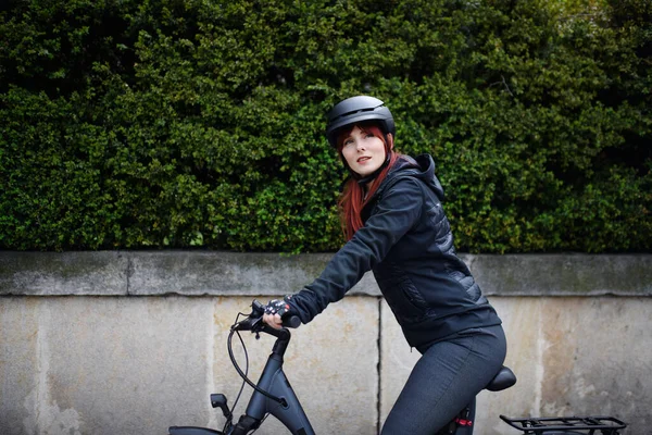Retrato Mulher Negócios Viajante Caminho Trabalhar Com Bicicleta Olhando Para — Fotografia de Stock
