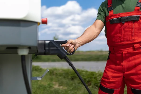 Senior Worker Standing Gas Station Fueling Car — Stock Photo, Image