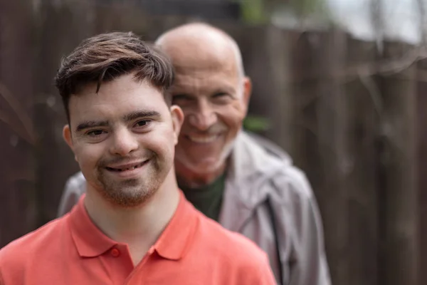 Retrato Pai Sênior Feliz Com Seu Filho Jovem Com Síndrome — Fotografia de Stock