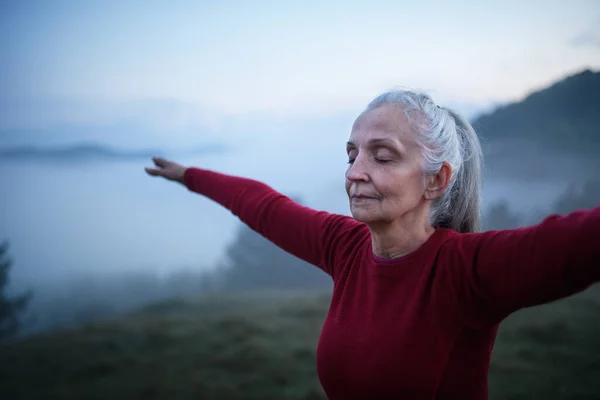 Seorang Wanita Senior Melakukan Latihan Pernapasan Alam Pada Pagi Hari — Stok Foto