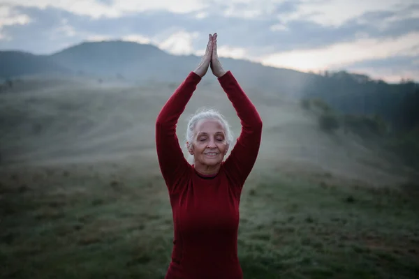 Una Mujer Mayor Haciendo Ejercicio Respiración Naturaleza Mañana Temprano Con — Foto de Stock