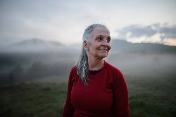 Uma Mulher Idosa Alegre Natureza Início Manhã Com Nevoeiro Montanhas — Fotografia de Stock