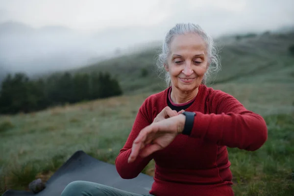 Una Donna Anziana Che Jogging Guarda Smartwatch Sportivo Controllando Sue — Foto Stock