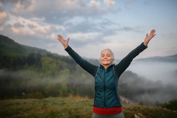 Een Oudere Vrouw Doet Ademhalingsoefening Natuur Vroege Ochtend Met Mist — Stockfoto