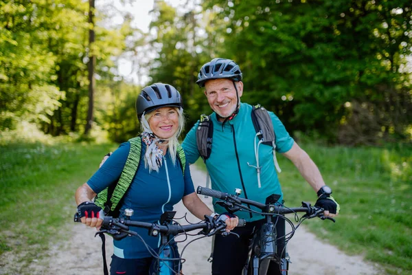 Ein Porträt Eines Aktiven Senioren Paares Das Sommerpark Fahrrad Fährt — Stockfoto