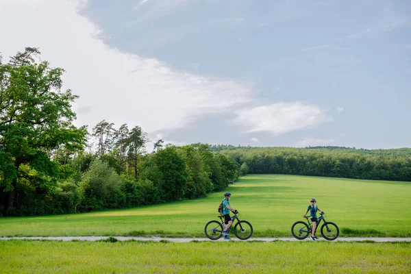 Een Actief Seniorenpaar Rijdt Elektrische Fietsen Pad Het Zomerpark Gezonde — Stockfoto