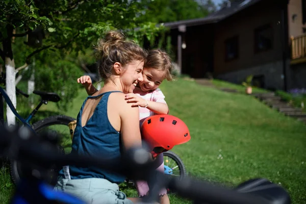 Uma Jovem Mãe Com Filhinha Preparando Para Andar Bicicleta Vestindo — Fotografia de Stock