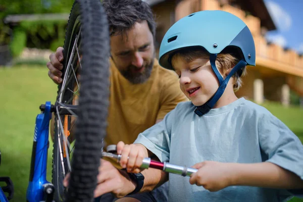 Pai Com Filho Pequeno Juntos Preparando Bicicleta Para Passeio Bombeando — Fotografia de Stock