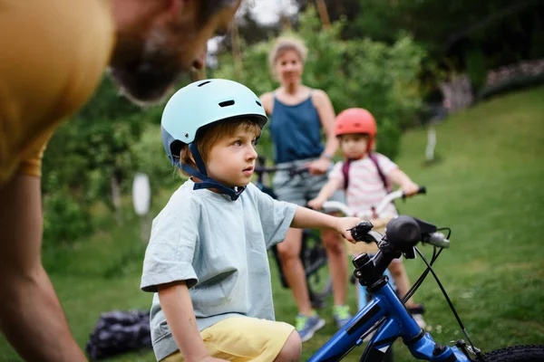 Una Giovane Famiglia Con Bambini Piccoli Che Prepara Giro Bicicletta — Foto Stock