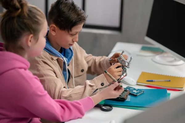 Учні Школі Працюють Компонентом Електроніки Класі Робототехніки — стокове фото