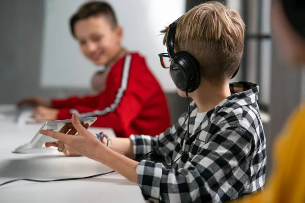 Schoolboy Using Computer Classroom School — Foto Stock